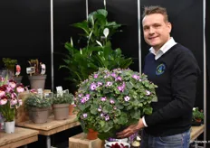 Rick Zuijdervliet van Growing Succes met een Senetti van Zeelenberg Plants.